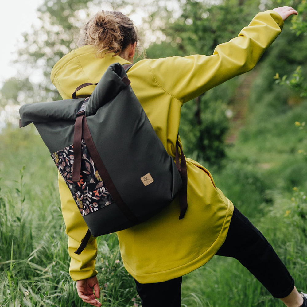 Sötét botanika rolltop hátizsák